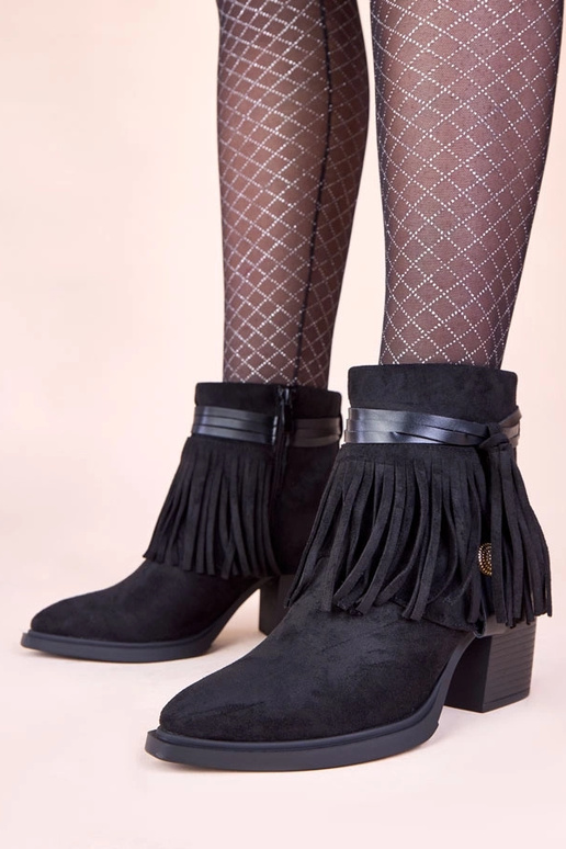 Czarne botki na słupku zdobione...