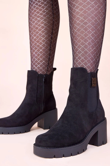 Czarne botki na słupku z...