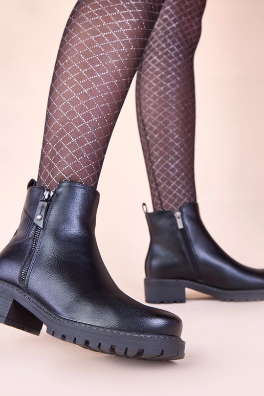 Czarne botki na subtelnym słupku z...