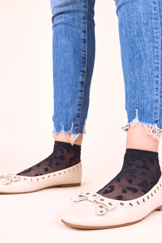 Beżowe baleriny z ozdobnymi oczkami i...