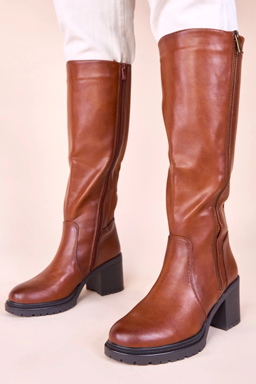 Brązowe kozaki na słupku z elastyczną wstawką Akia