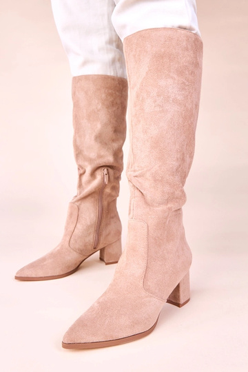 Beżowe kozaki z ekozamszu...