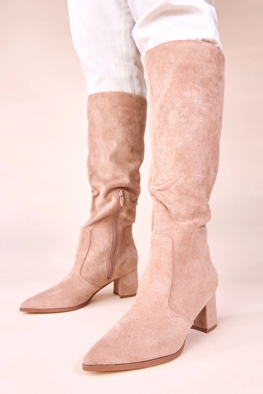 Beżowe kozaki z ekozamszu na słupku...