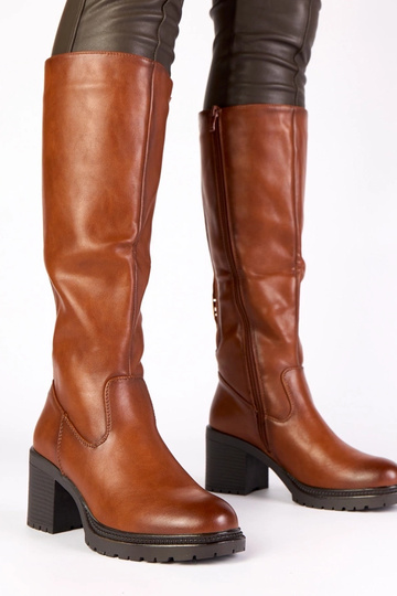 Brązowe kozaki na słupku w...