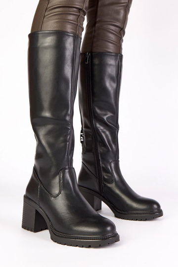 Czarne kozaki na słupku Akija