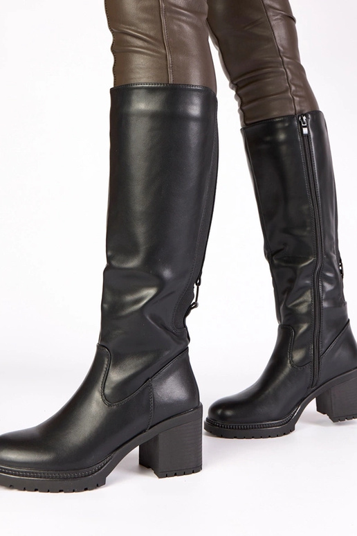 Czarne kozaki na słupku Akija