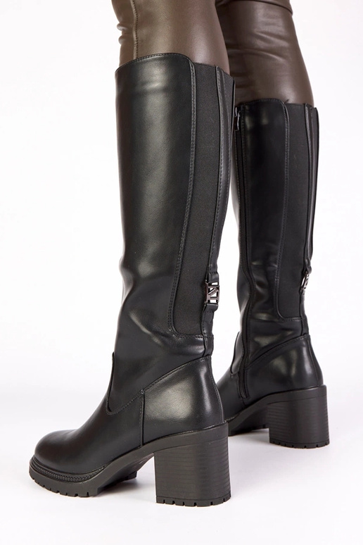 Czarne kozaki na słupku Akija