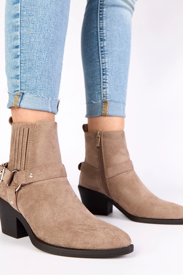 Szare botki na słupku z...