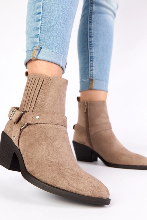 Szare botki na słupku z ozdobnymi...