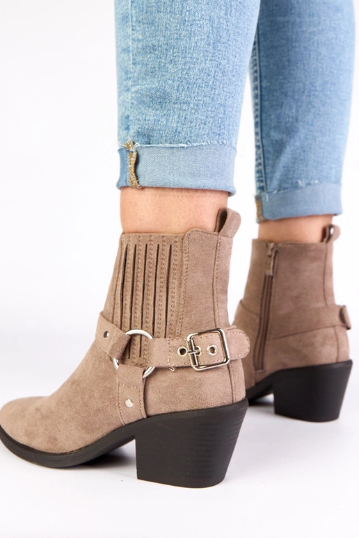 Szare botki na słupku z ozdobnymi...