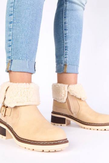 Beżowe botki na obcasie z...