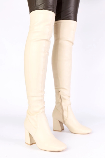 Beżowe kozaki na słupku za...