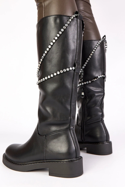 Czarne kozaki zdobione paskiem z...