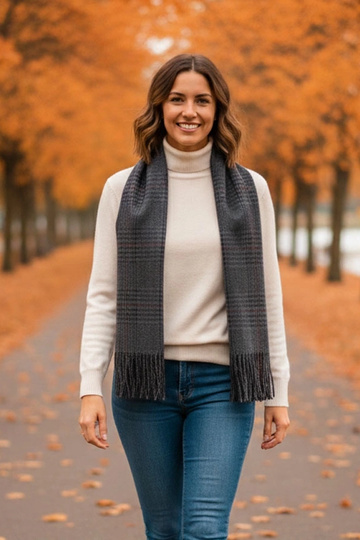 Szary szal damski w kratę...