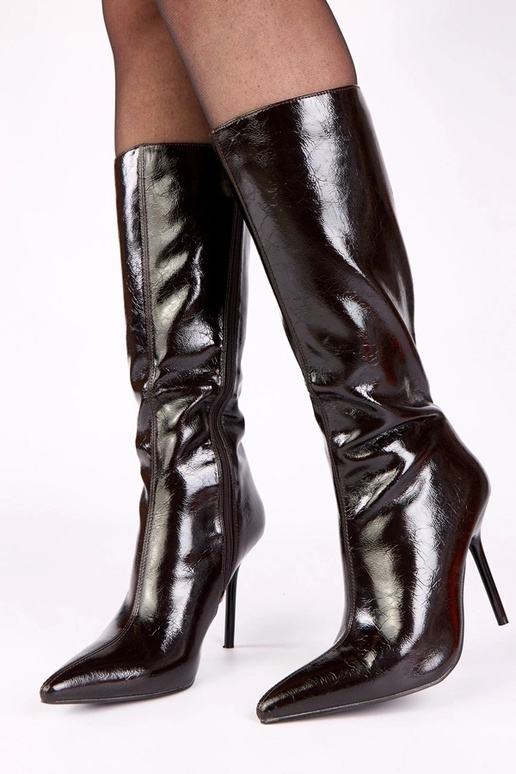 Brązowe kozaki na szpilce lakierowane...