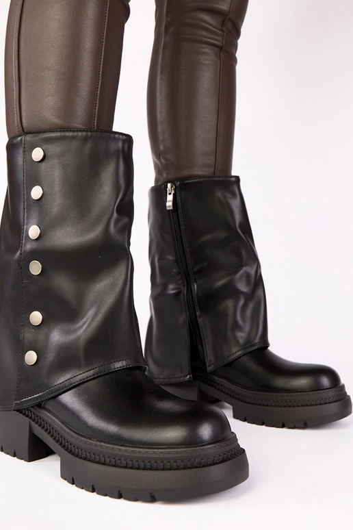 Czarne botki z wywiniętą cholewką na...