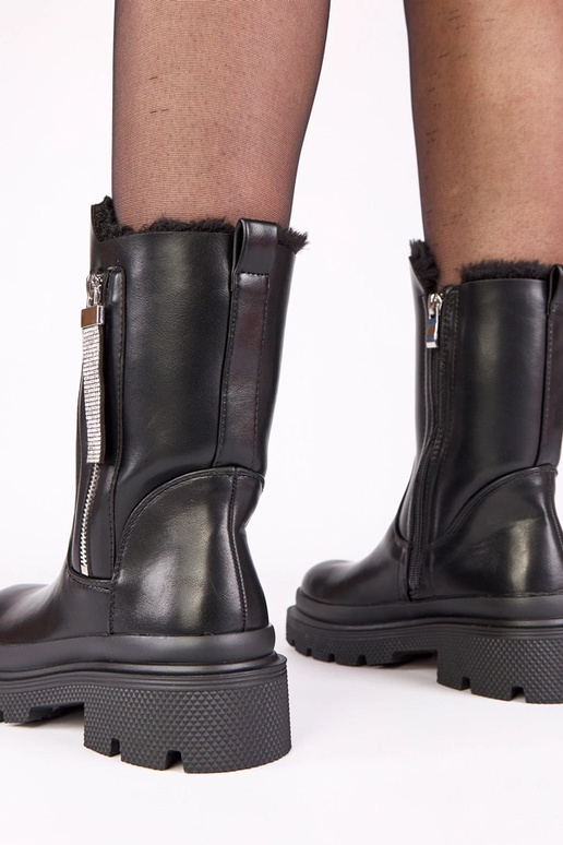 Czarne botki na platformie z ozdobnym...