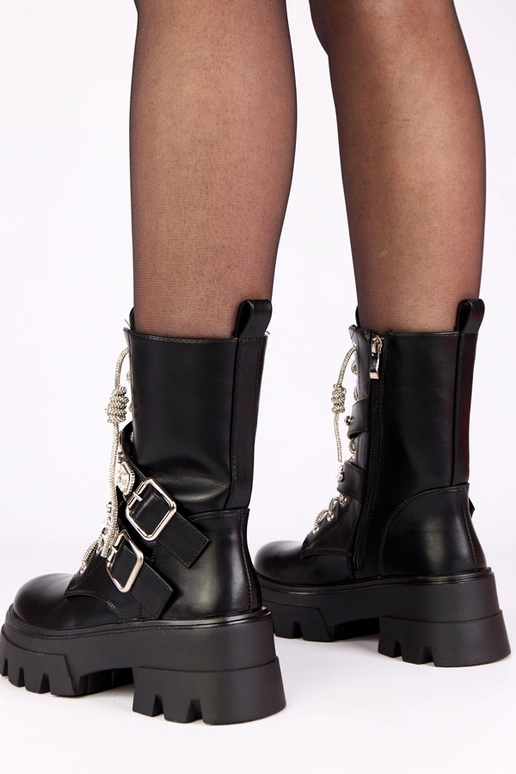 Czarne botki na platformie zdobione...