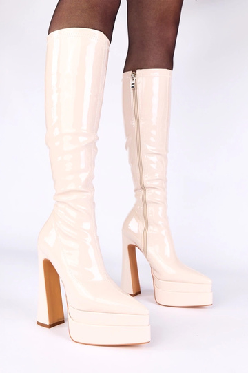 Beżowe kozaki na słupku...