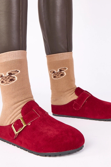 Bordowe mule z ozdobną...