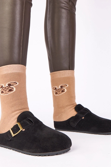 Czarne mule z ozdobną...