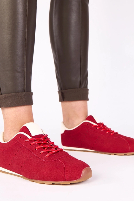 Czerwone sneakersy z białym akcentem...