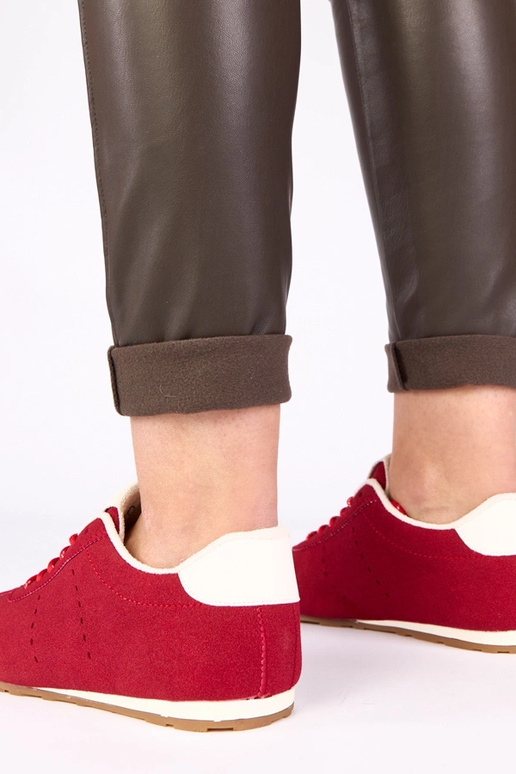 Czerwone sneakersy z białym akcentem...