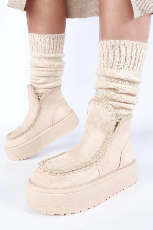 Jasnobeżowe śniegowce na platformie z...