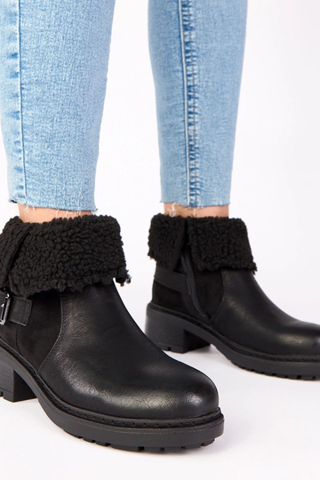 Czarne botki na obcasie z...