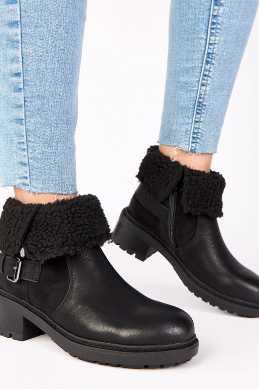 Czarne botki na obcasie z wywijaną...