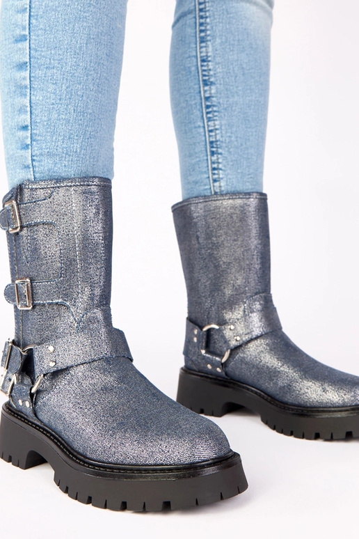 Niebieskie botki zdobione sprzączkami...