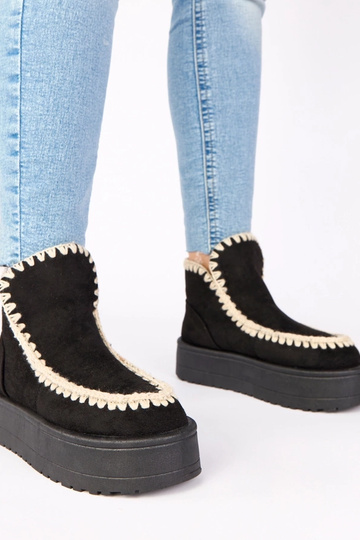 Czarne śniegowce na...