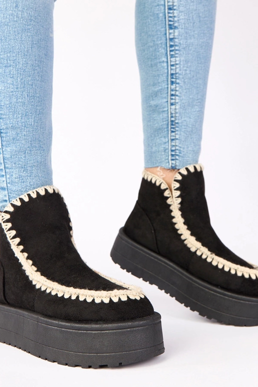 Czarne śniegowce na platformie z...