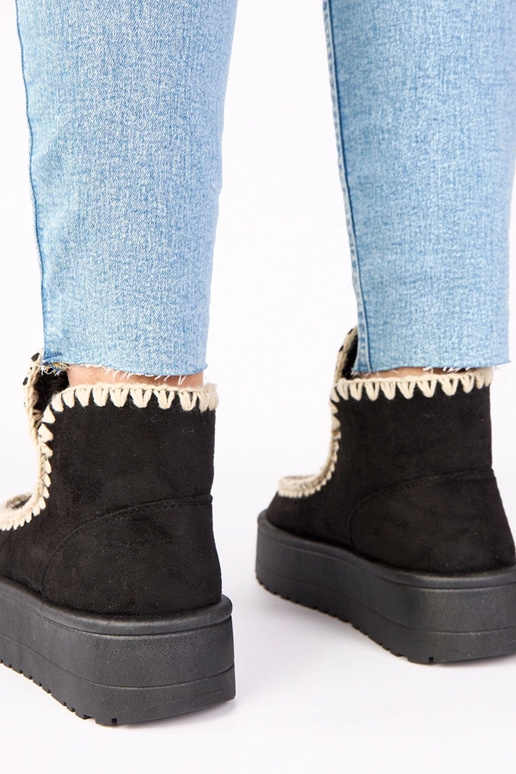 Czarne śniegowce na platformie z...