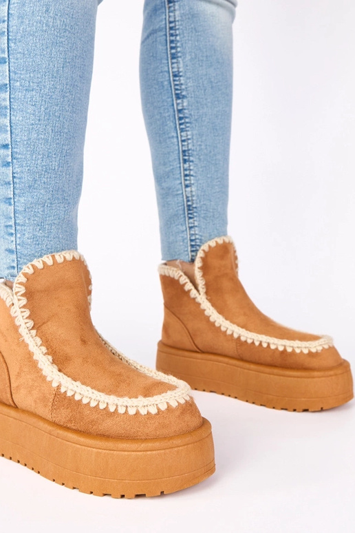 Brązowe śniegowce na platformie z...