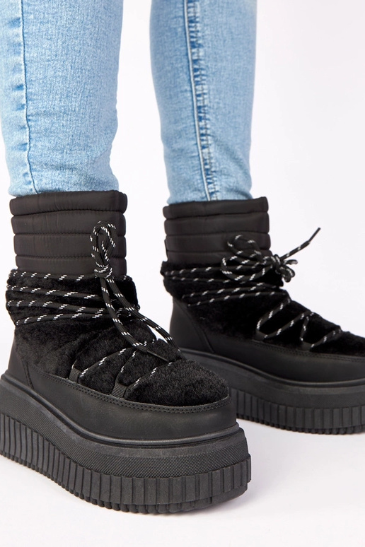 Czarne śniegowce na platformie z...