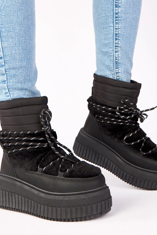 Czarne śniegowce na platformie z...