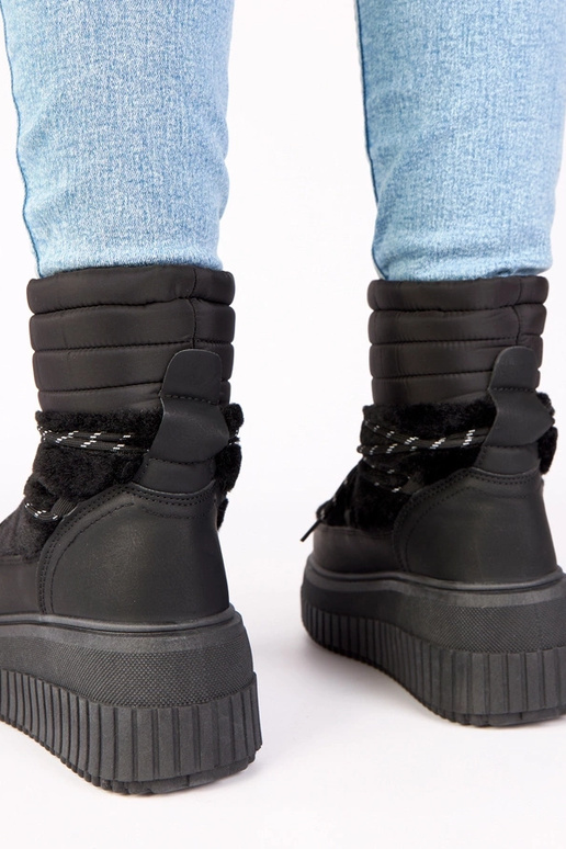 Czarne śniegowce na platformie z...