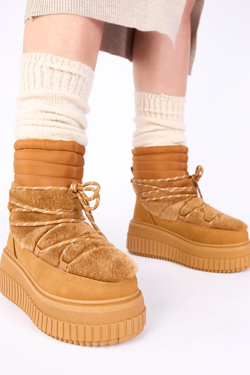 Brązowe śniegowce na platformie z...