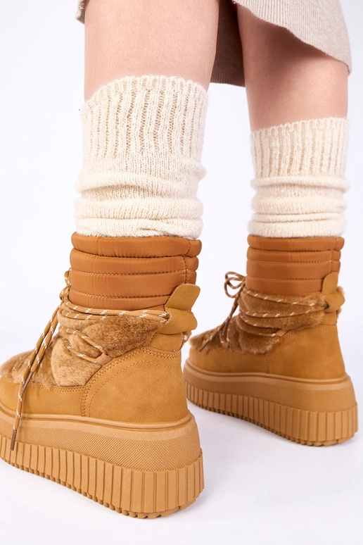 Brązowe śniegowce na platformie z...