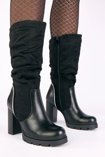 Czarne kozaki na słupku...