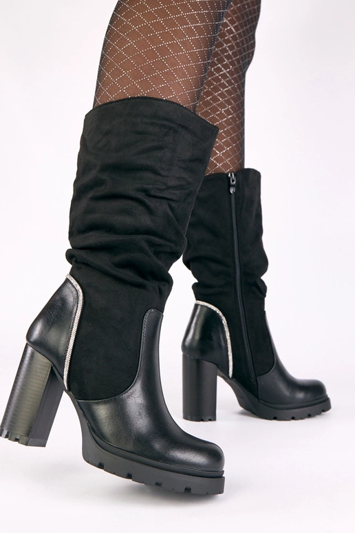 Czarne kozaki na słupku zdobione...