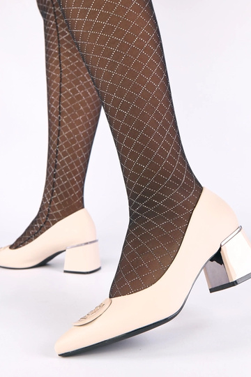 Beżowe czółenka na słupku...