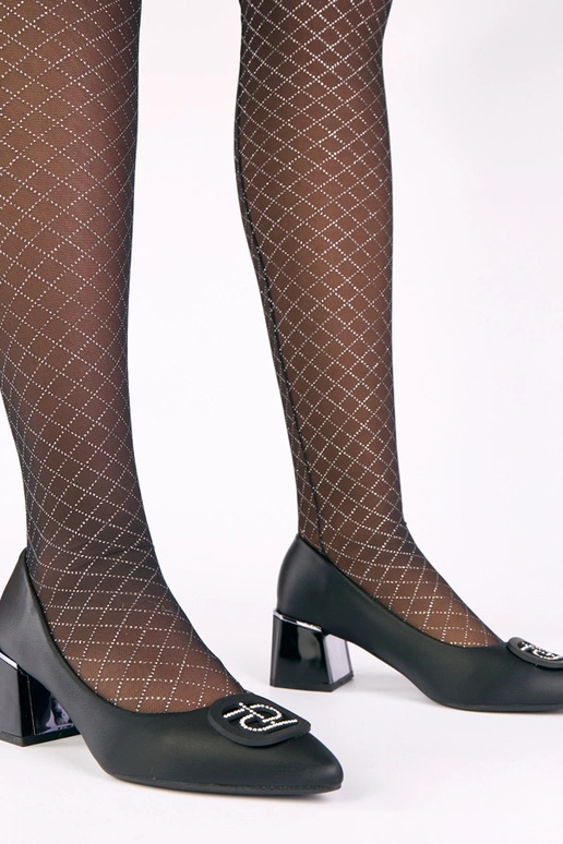 Czarne czółenka na słupku zdobione...