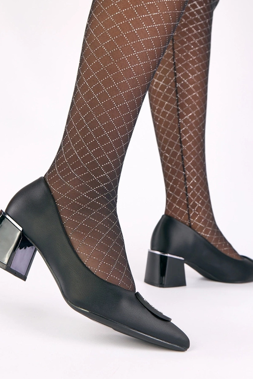 Czarne czółenka na słupku zdobione...