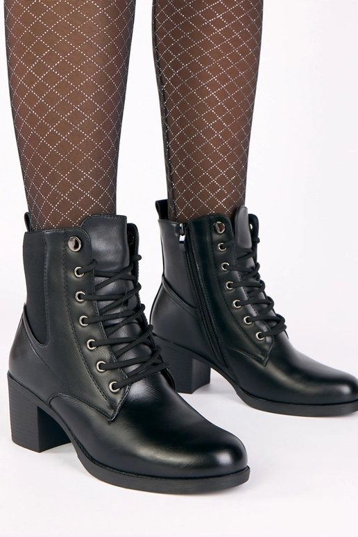 Czarne botki na słupku z elastyczną...