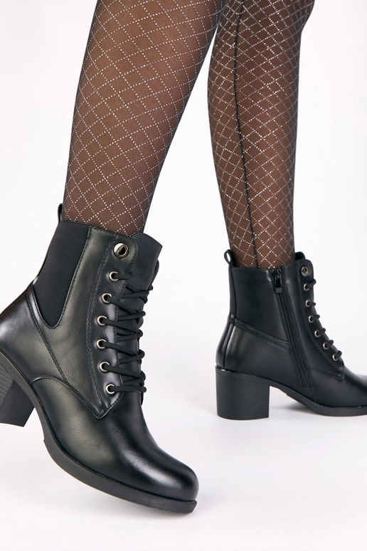 Czarne botki na słupku z elastyczną...