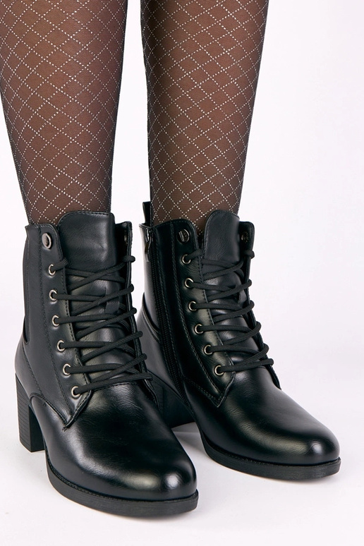 Czarne botki na słupku z elastyczną...