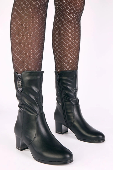 Czarne botki na słupku...