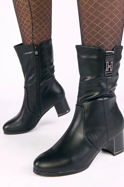 Czarne botki na słupku ocieplane z...